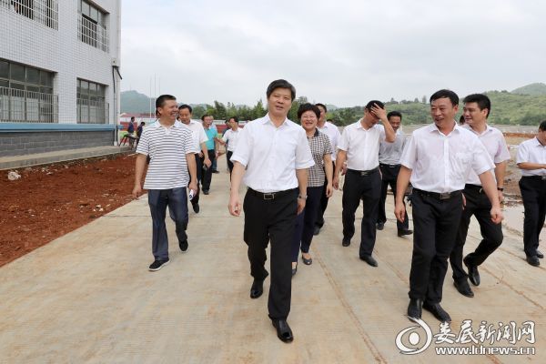 8月29日，在新学期开学之际，第34个教师节即将到来之时，李荐国来到涟源调研农村教育工作