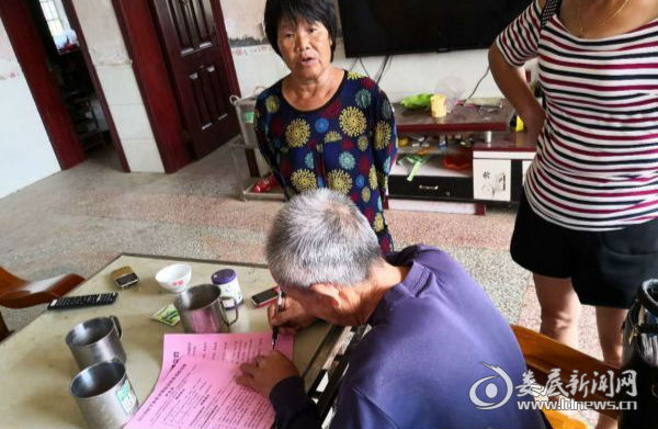 （群众签署《平安创建公约》）