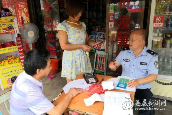 （综治干部向群众讲解民调注意事项）