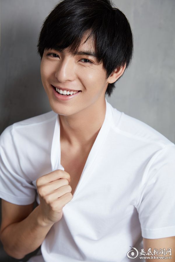 王皓轩白衣写真简约大方 阳光男孩与冷峻少年的反差CUT