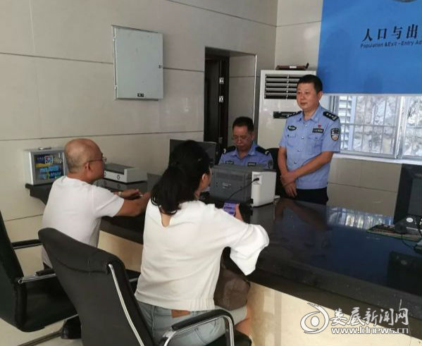 （涟源市发出首张港澳台居民办理居住证）