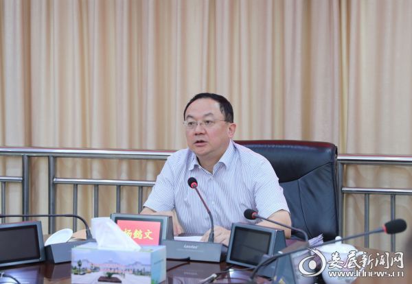 （娄底市委副书记、市长杨懿文主持会议）