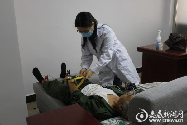 （心电图室主任唐满玉细心为居民检查）