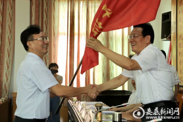 （华学健为主体班授旗）