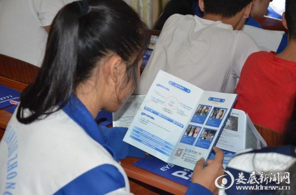 同学现场认真阅读近视治疗知识