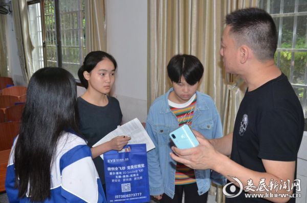 同学们现场咨询