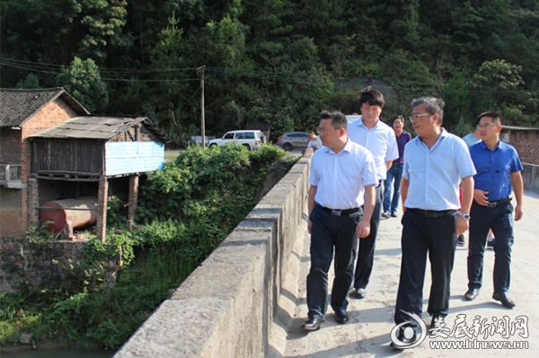 陈澎一行沿着湄江河实地考察了河流水质、河面保洁、两岸垃圾清理、乱占、乱采、乱堆、乱建、污水处理厂建设等情况。