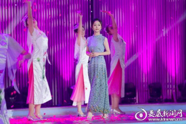 谭松韵首登央视舞台 献唱《摘下满天星》庆中