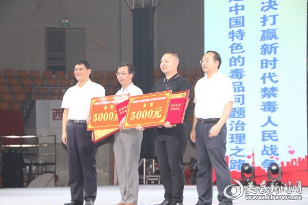 （陈旌、王成良为金奖得主颁奖）