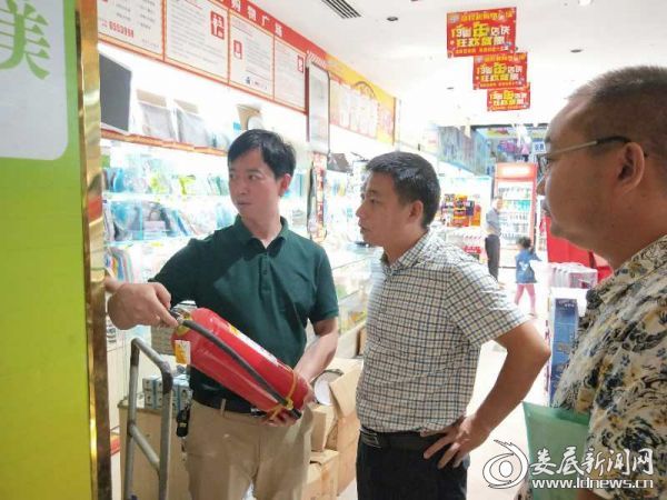 (检查商超消防设施配备情况)