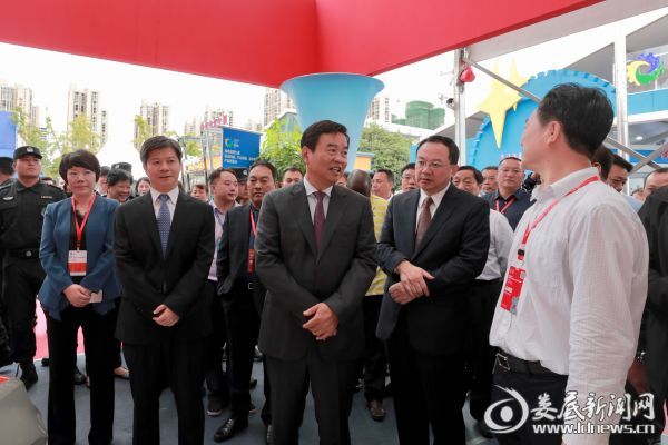 开幕式后，何报翔、李荐国、杨懿文等领导还前往各展馆展区进行了巡视