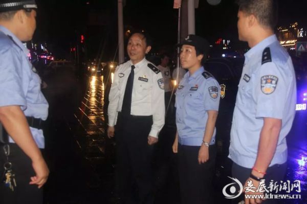 （朱青春听取工作汇报）