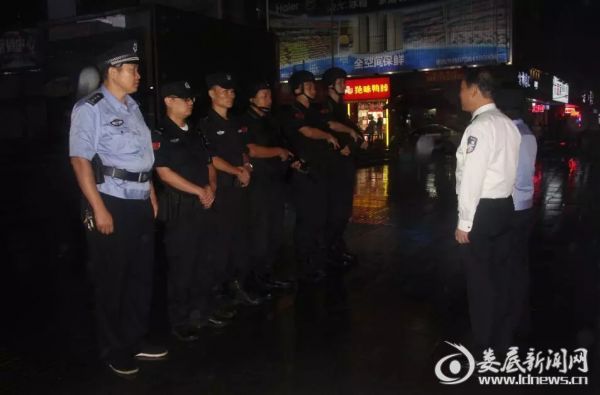 （朱青春慰问执勤同志）