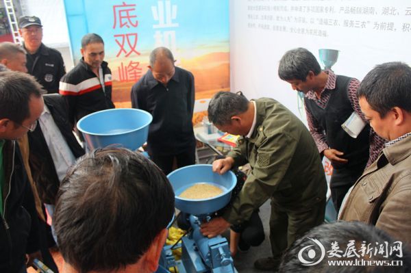（第九届“湘博会”展会现场，广大农户在调试机型）