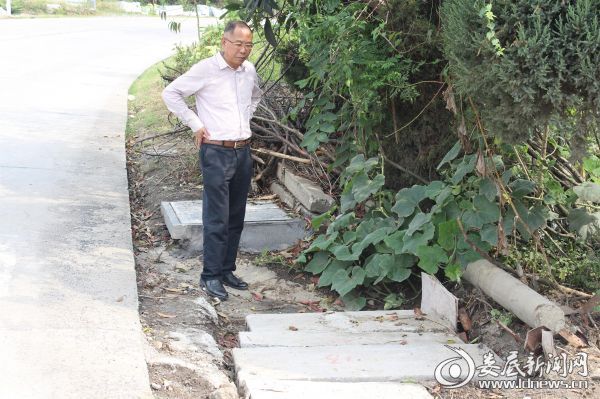（刘少良局长正在对排水涵洞进行认真的检查）