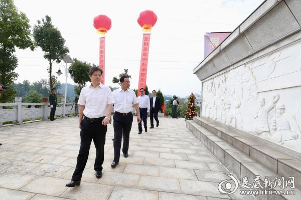 缓步绕行纪念碑一周，瞻仰革命烈士纪念碑，缅怀革命先烈