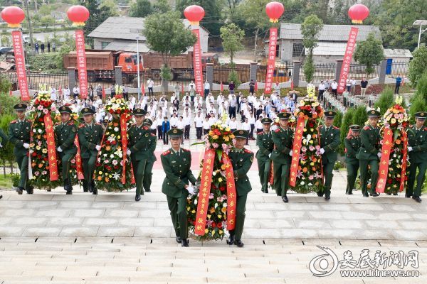 伴随着深情的《献花曲》，18名礼兵表情肃穆，迈着正步，护送花篮至革命烈士纪念碑前