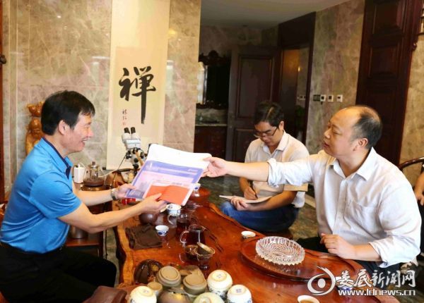 （新化法院党组书记、院长彭志业与省人大代表曹培福）