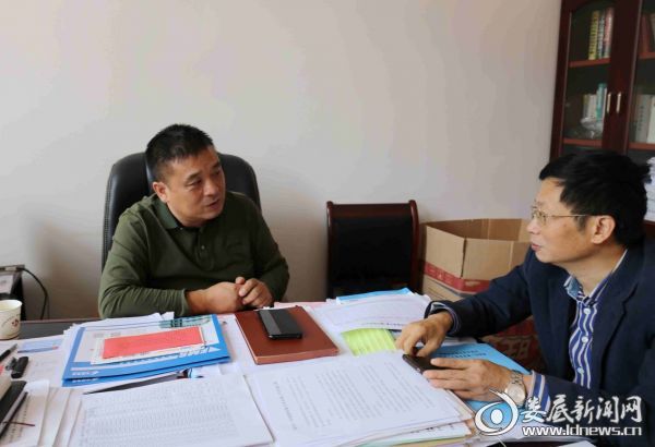 （新化法院党组成员罗杰雄与省人大代表袁愈祥）