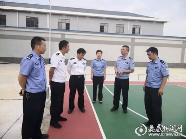（10月3日，省公安厅监管总队政委何荣勤，率副总队长吴国强、支队长于定佳等到涟源市公安局督导监所安全工作）