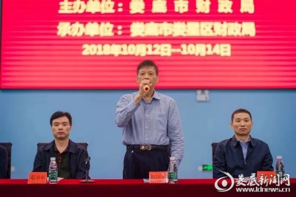 （陈国光宣布比赛开幕）