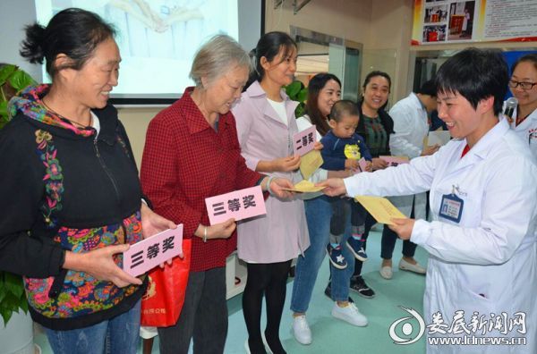 娄底爱尔眼科医院副院长兼视光中心主任谭健为获奖家属颁发现金_副本