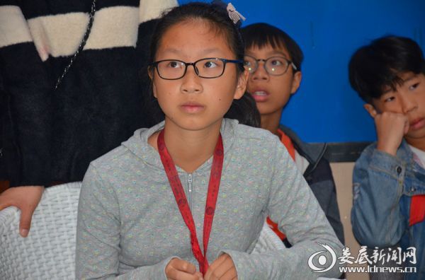 孩子们认真学习近视防控知识_副本