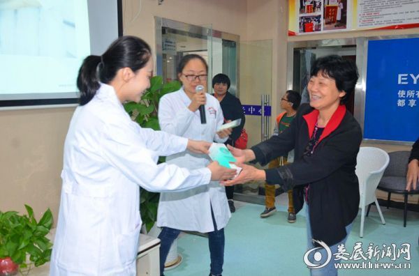 娄底爱尔眼科医院医务工作者为参与征文有奖活动的会员客户颁发护理液_副本