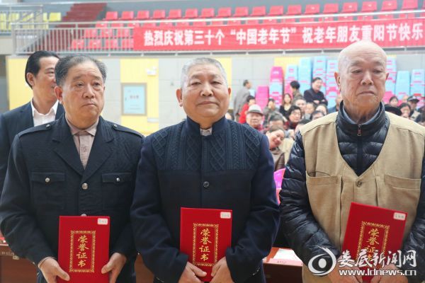 （娄底四中吴红军老师（中）获表彰）
