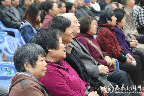 （老同志们观看的津津有味）