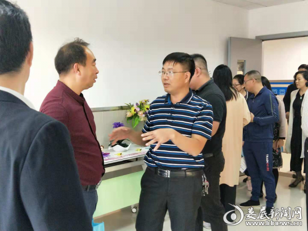 （市康复医院党支部书记肖振湘向参会人员介绍阳光·心灵会所）