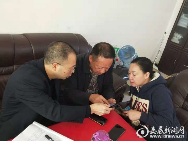 督查组在新化县环保局开展督查