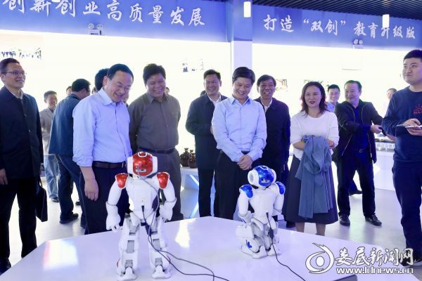 当看到青年学子研发的智能机器人等创新成果时，李荐国、杨懿文连连称赞，鼓励学生要把创新研发与生产、生活