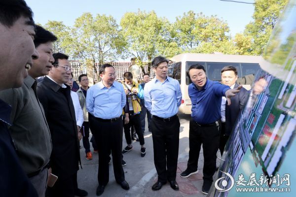 湖南人文科技学院40周年华诞在即，李荐国杨懿文一同深入该校调研，深入细致了解学校办学等情况  