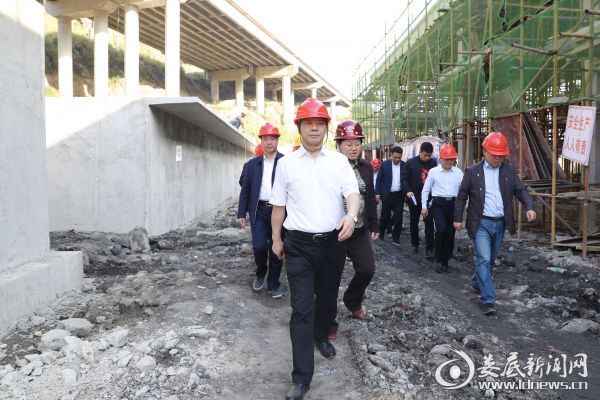 李荐国采取“四不两直”的方式，深入涟源市湄江镇沙坪煤矿，对废弃矿坑涌水截污处理工程进展情况进行暗访