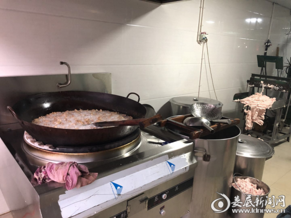 （图为改造后的火炼猪油加工现场）