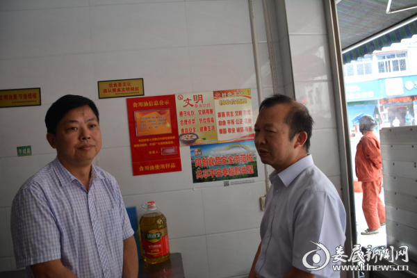（图为娄底市人大副主任彭增光督导食用油专项治理工作