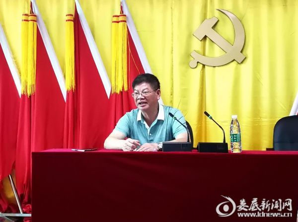 1 图为朱贵阳主任正在讲授党课