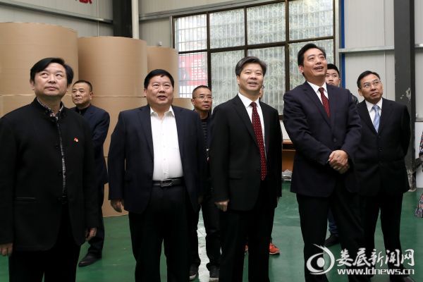 在印刷厂，当看到张张新闻纸一次成型变成叠叠整齐的报纸后，李荐国笑意盈盈