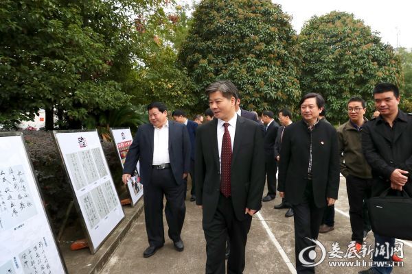 11月6日，市委书记、市人大常委会主任李荐国一行在娄底日报社，认真参观创刊30周年大事展
