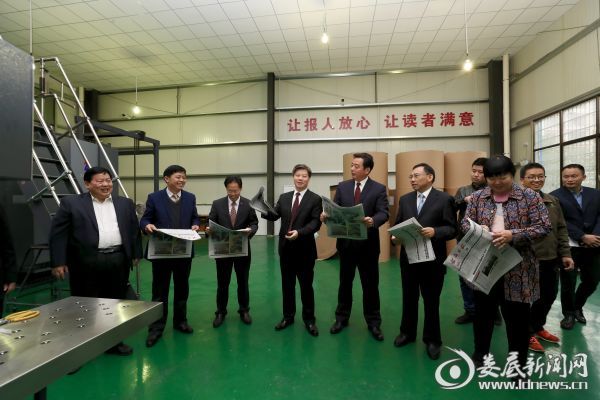 他说，报纸散发着油墨清香，有种独特的美感