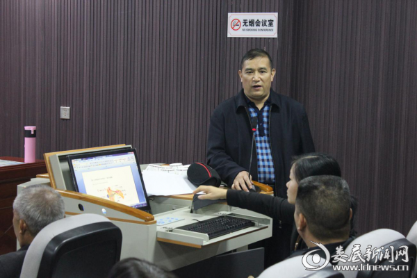 （县人民医院副院长、五官科技术顾问鄢凯初讲课）