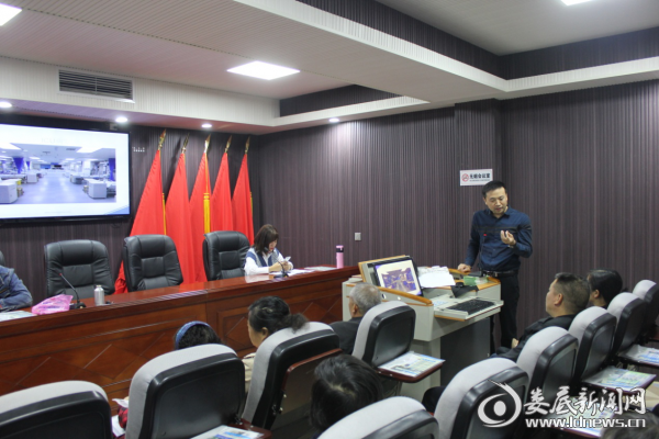 （县人民医院重症医学科主任张文辉讲课）