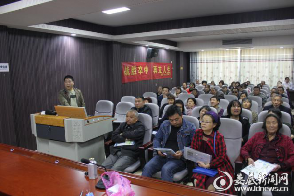 （县人民医院神内一科副主任陈斌、神内二科副主任姜孝永讲课）1