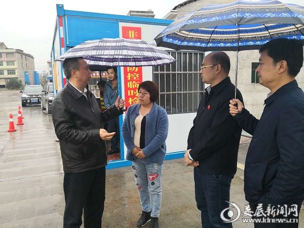 （11月7日，双峰县委副书记、县长彭石清到三塘铺镇督查非洲猪瘟防控工作。）
