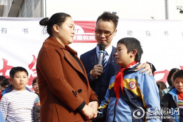 家长跟孩子互动