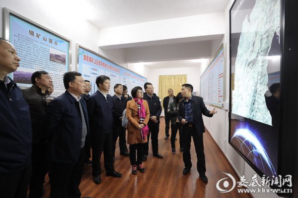 在前线指挥部，李荐国详细了解了项目整体铺排及完成等情况