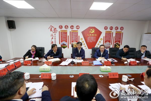李荐国强调，市区机关带头干，发动群众一起干，把我们的城市搞干净、搞整洁、搞清爽