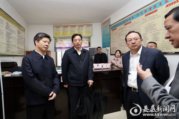 当看到大桥社区服务中心空间狭小、拥挤不堪时，李荐国眉头紧锁，当场交代娄星区主要负责人要注重把握整体平
