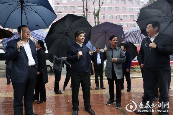 冒着冷风细雨，李荐国杨懿文带队督查调度中心城区创文管卫工作